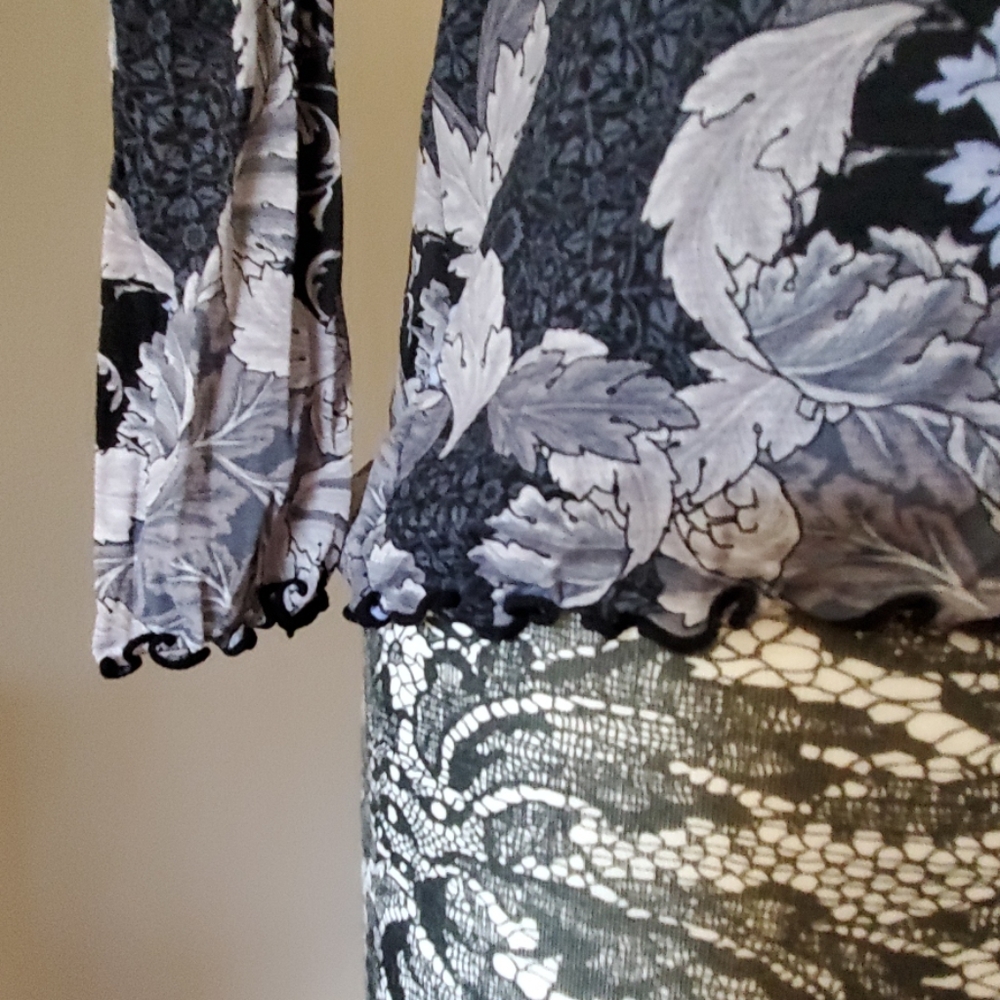 Apostrophe grey & blue floral top, size S - Picture 3 of 4